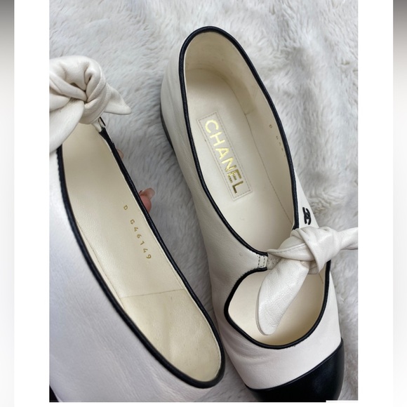 CHANEL Cream and Black Women's Flats - Picture 5 of 7